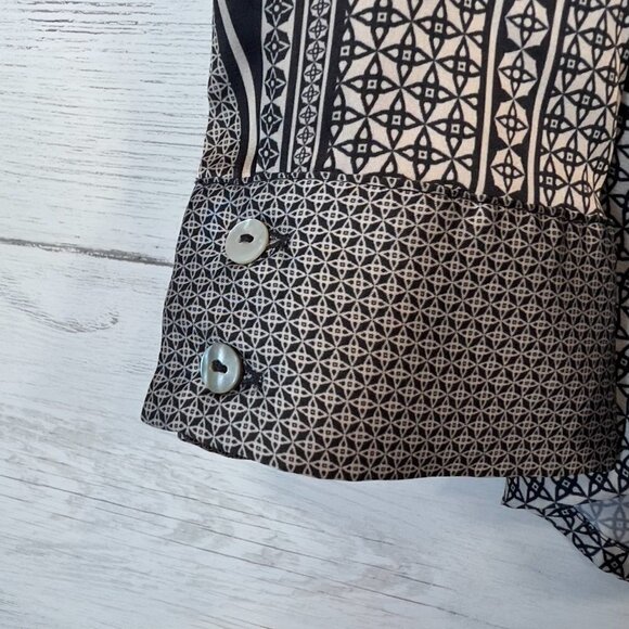 H&M Dress Shirt Womens Size 4 Black & White Geometric Button Down Silky Smooth - Picture 10 of 11